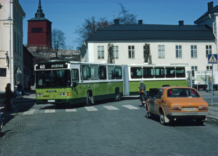 Historisk bild på grön buss i Nyköping