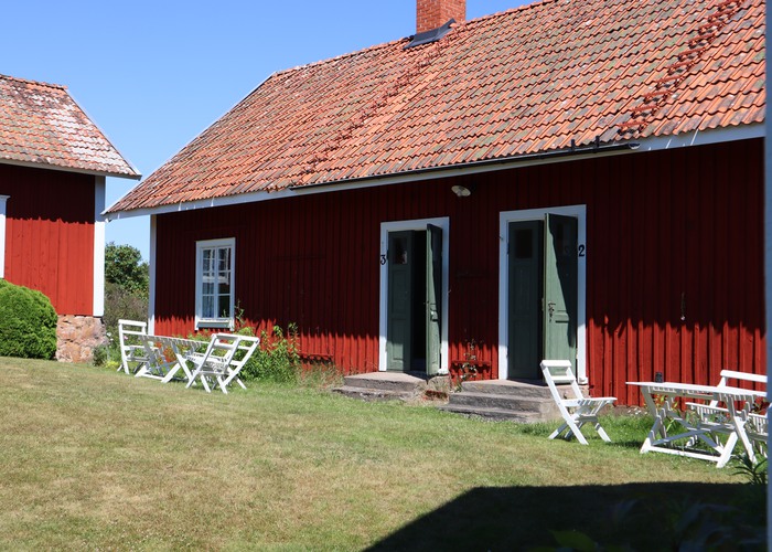 Ett röd hus med vita knutar